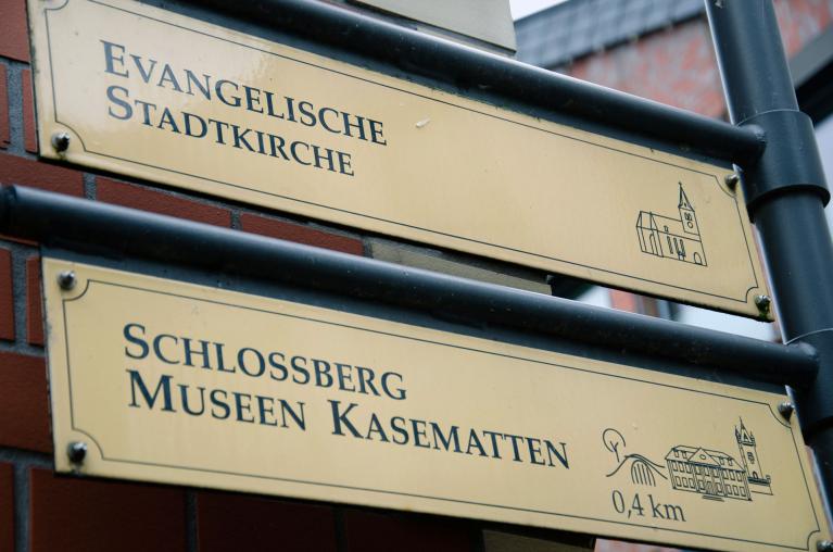 Wegweiser direkt an unserem Haus.