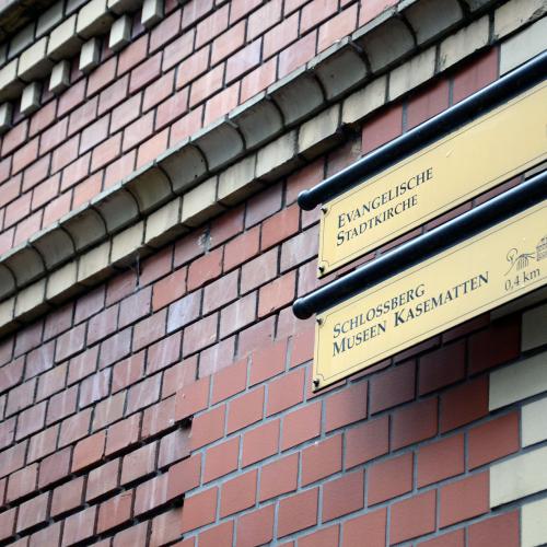 Wegweiser direkt am Haus